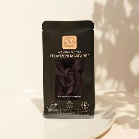 Pflanzenhaarfarbe Packung schwarz, Motiv Haarsträhne, Text Cool Deep Mahagony Brown, weißer Hintergrund