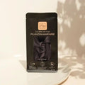Pflanzenhaarfarbe Cool Deep Brown von That's Me Organic, schwarze Verpackung auf weißem Teller