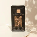 Pflanzenhaarfarbe Verpackung That's me Organic Warm Dark Sahara auf weißem Teller