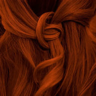 Nahaufnahme rubinrote Haare im Zopf, warme Haarfarbe, gepflegtes Haar, Frisur Detail