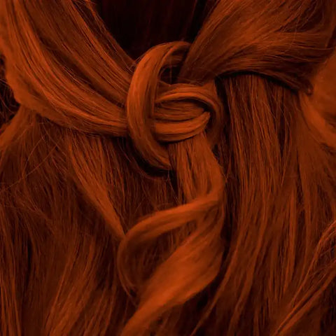 Nahaufnahme rubinrote Haare im Zopf, warme Haarfarbe, gepflegtes Haar, Frisur Detail