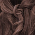 Lockige mittelbraune Haare kunstvoll zu einem Knoten gestylt, Haarfarbe natürlich