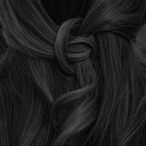 Tiefschwarzes Haar im Zopf, Detailaufnahme, klare Textur, ideal für Etikettendruck