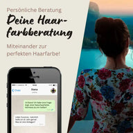 Frau mit Dutt und Blumenbluse am See, daneben Smartphone mit Haarfarbberatung-Chat.
