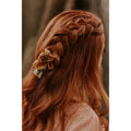Geflochtene rote Haare mit Trockenblume, Boho Frisur, Outdoor-Hintergrund